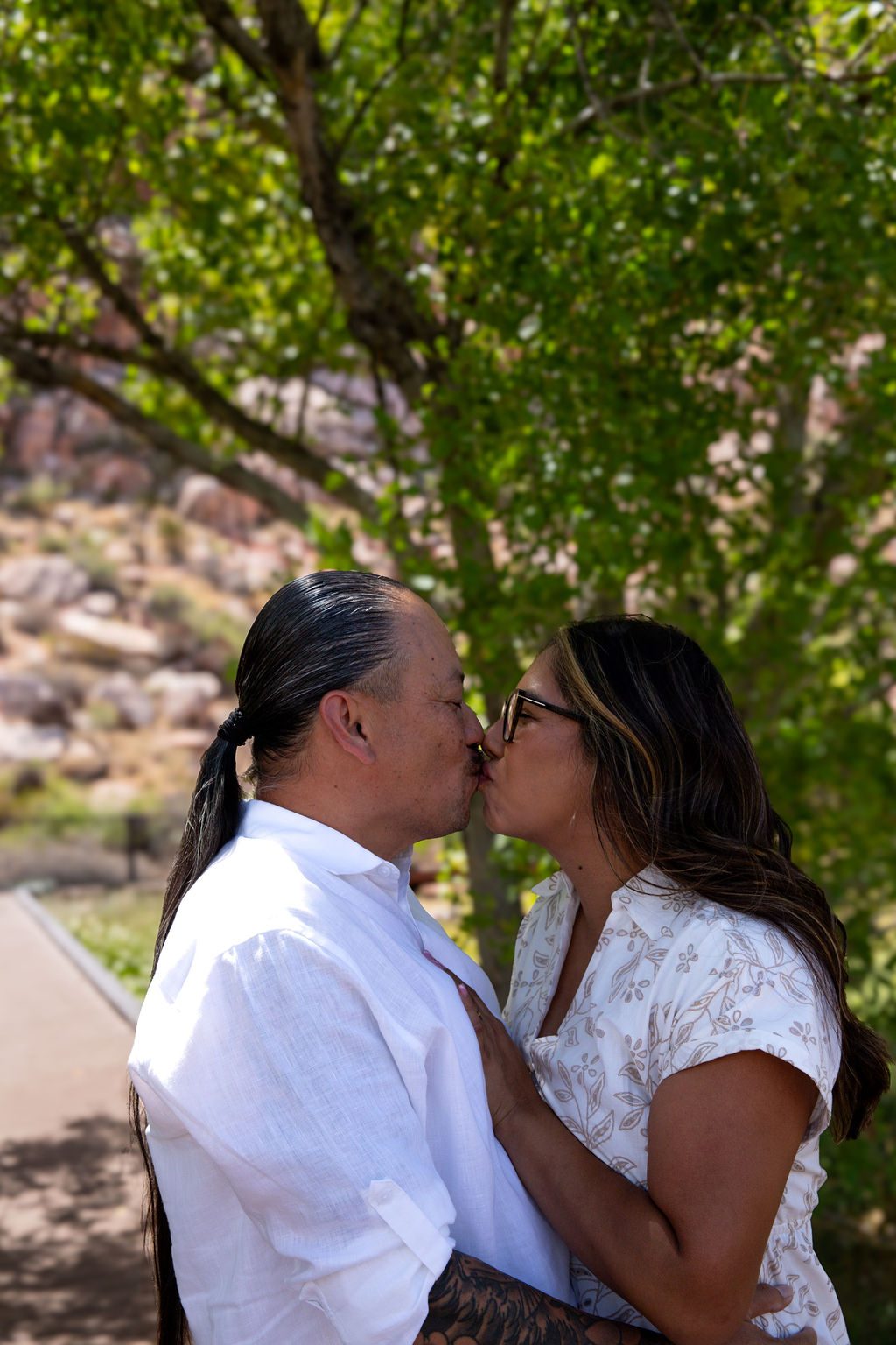 Couples photography near Las Vegas — couple kissing under a cottonwood tree